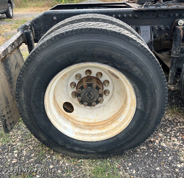 image for item DS3110 2008 Volvo VHD semi truck