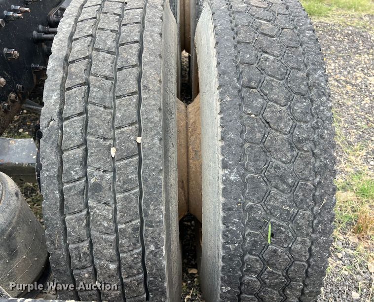 image for item DS3110 2008 Volvo VHD semi truck