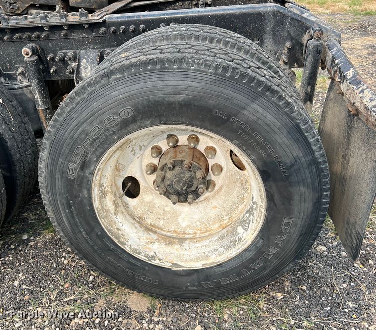 image for item DS3110 2008 Volvo VHD semi truck