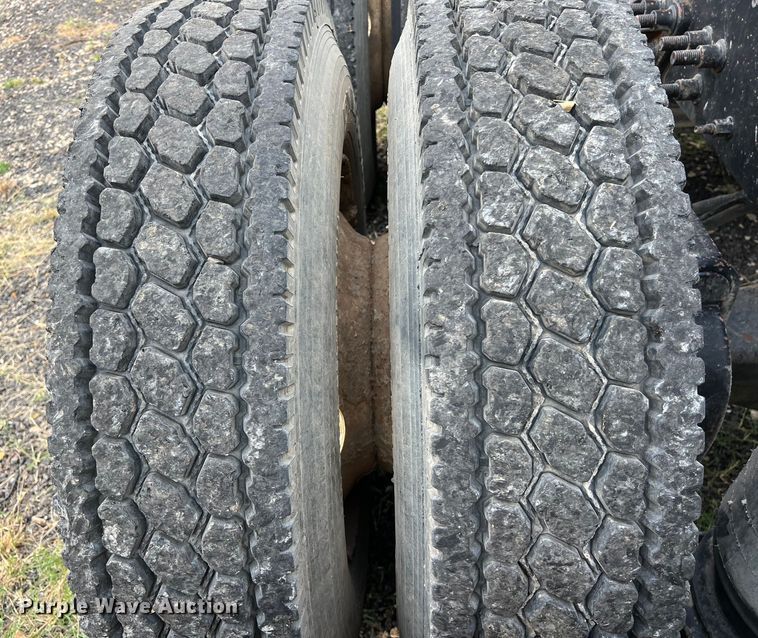 image for item DS3110 2008 Volvo VHD semi truck