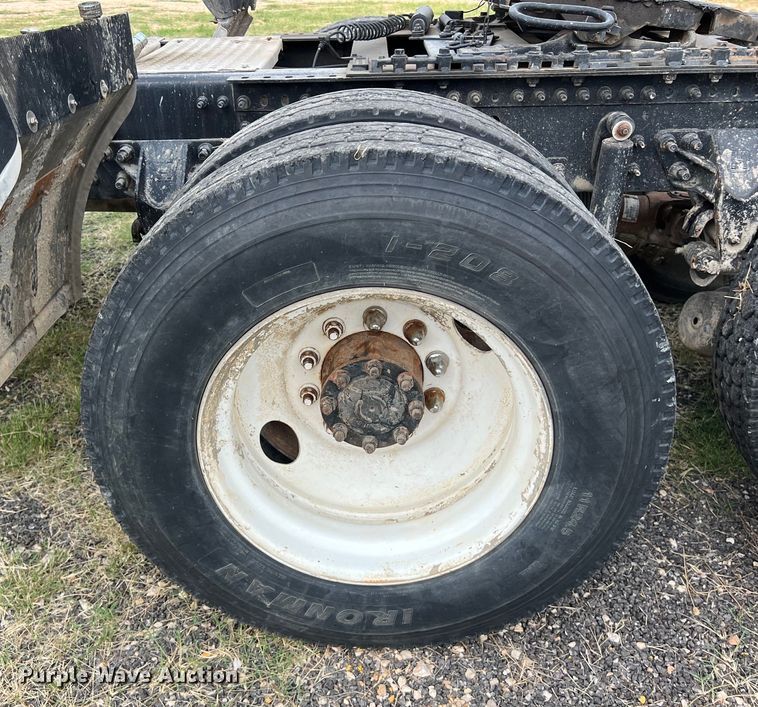 image for item DS3110 2008 Volvo VHD semi truck