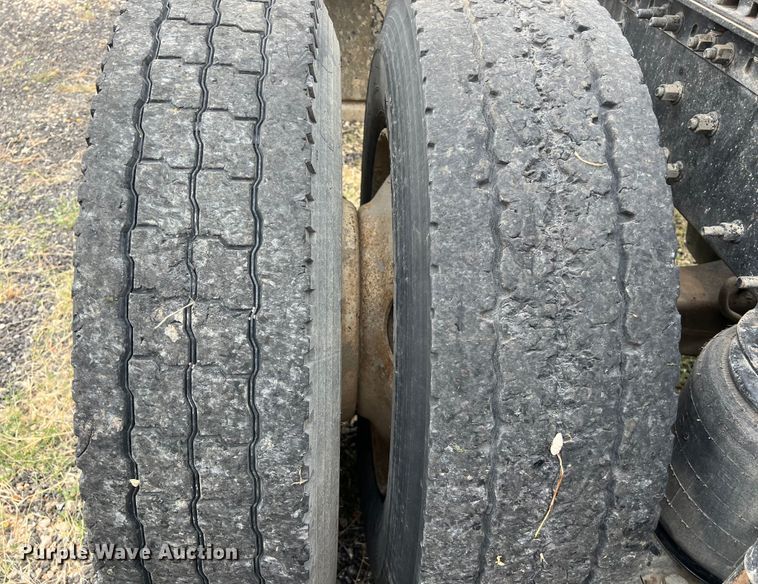 image for item DS3110 2008 Volvo VHD semi truck