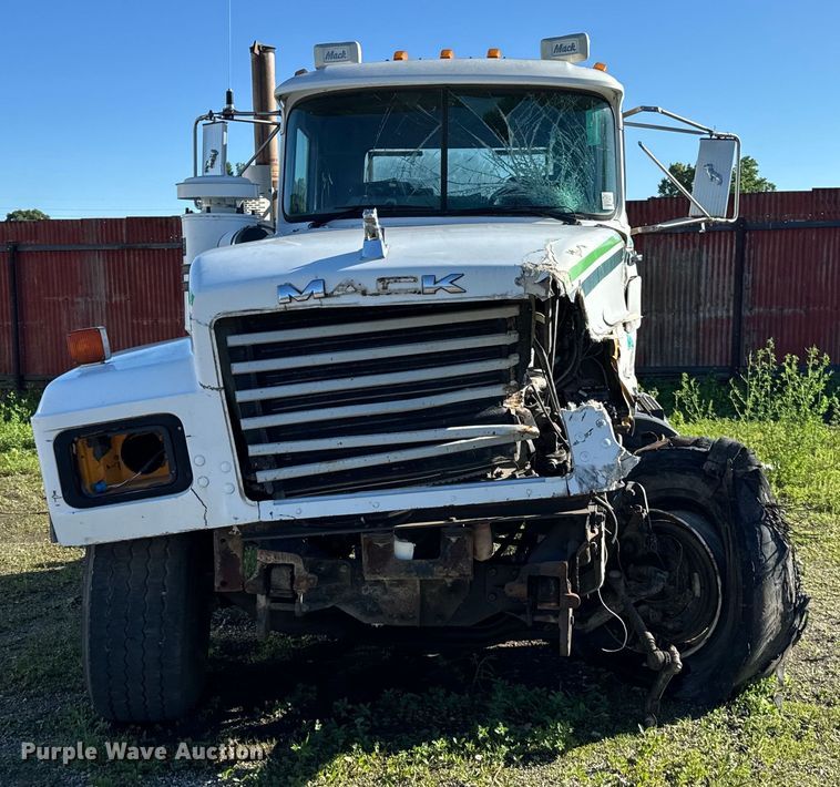 image for item DV5750 2000 Mack  RD688S truck cab and chassis