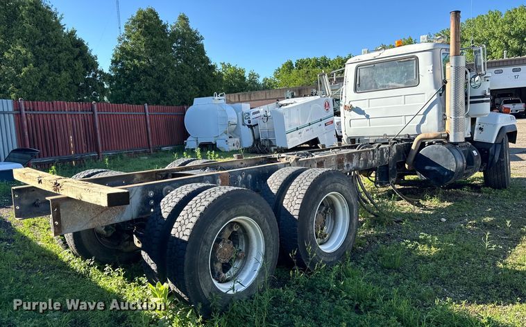 image for item DV5750 2000 Mack  RD688S truck cab and chassis