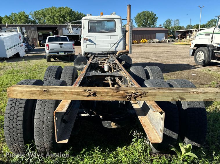 image for item DV5750 2000 Mack  RD688S truck cab and chassis