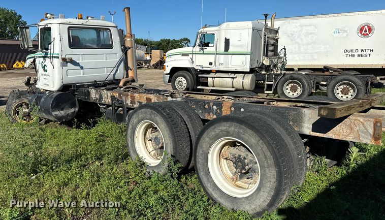image for item DV5750 2000 Mack  RD688S truck cab and chassis