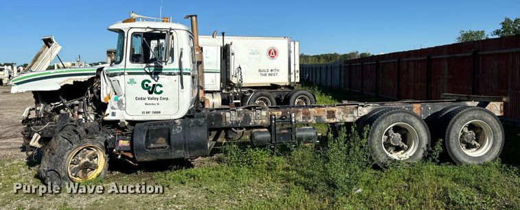 image for item DV5750 2000 Mack  RD688S truck cab and chassis