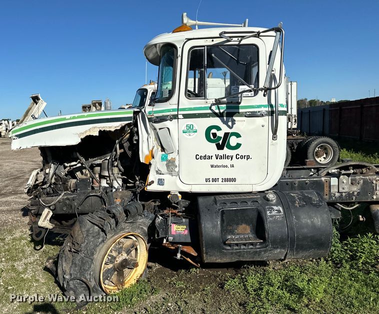 image for item DV5750 2000 Mack  RD688S truck cab and chassis