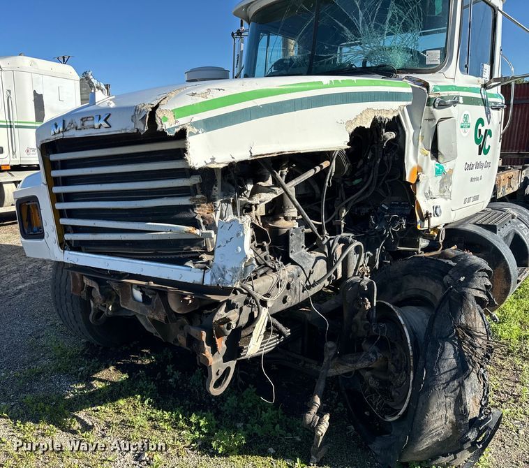 image for item DV5750 2000 Mack  RD688S truck cab and chassis