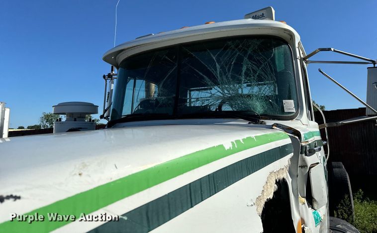 image for item DV5750 2000 Mack  RD688S truck cab and chassis