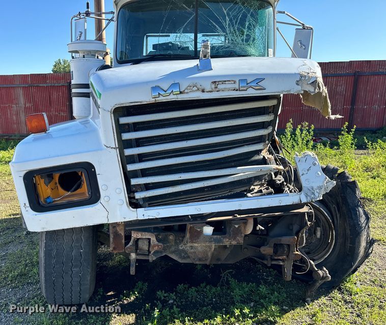 image for item DV5750 2000 Mack  RD688S truck cab and chassis