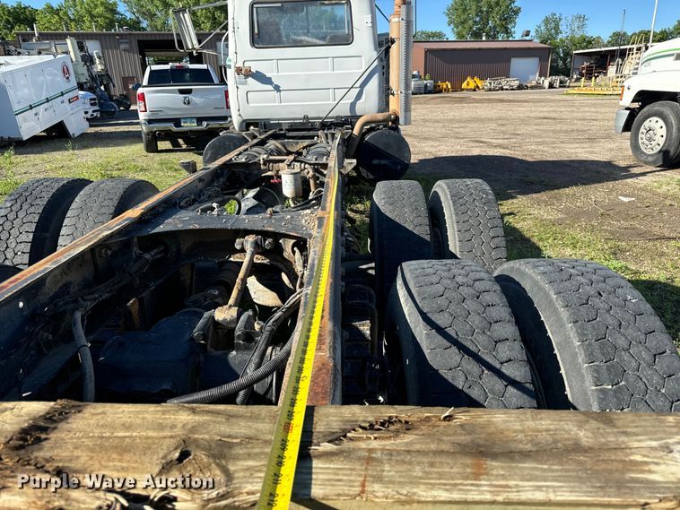 image for item DV5750 2000 Mack  RD688S truck cab and chassis
