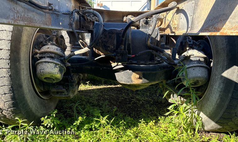 image for item DV5750 2000 Mack  RD688S truck cab and chassis