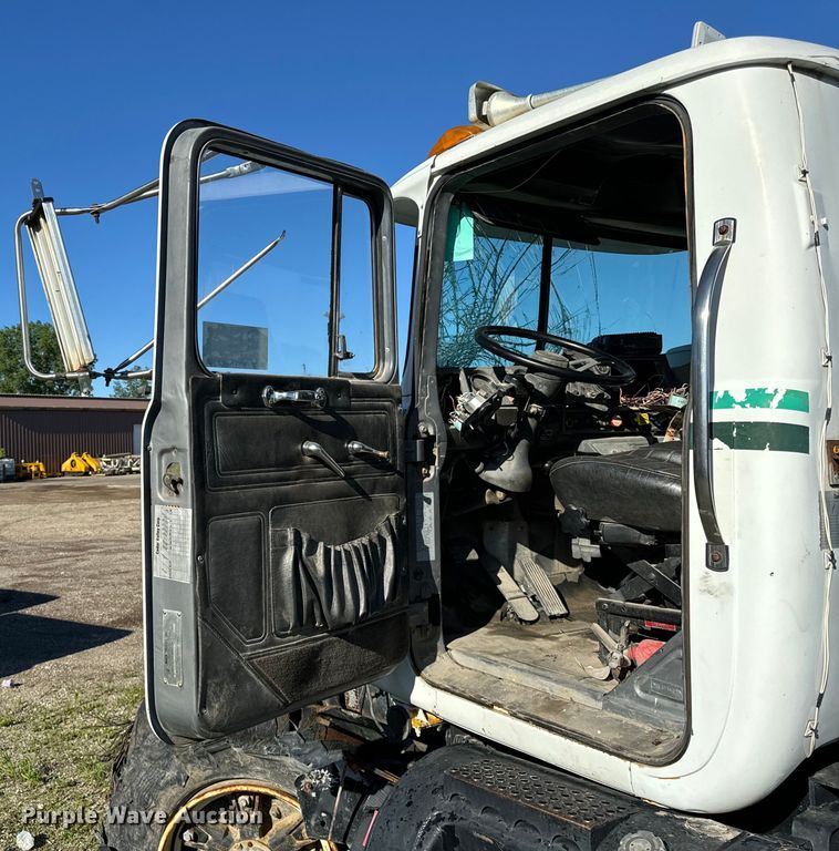 image for item DV5750 2000 Mack  RD688S truck cab and chassis