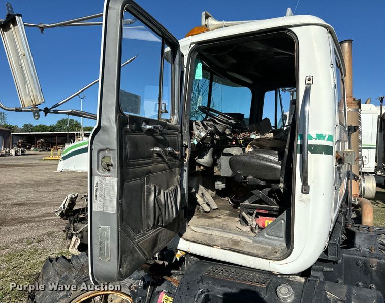 image for item DV5750 2000 Mack  RD688S truck cab and chassis
