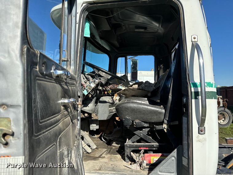 image for item DV5750 2000 Mack  RD688S truck cab and chassis