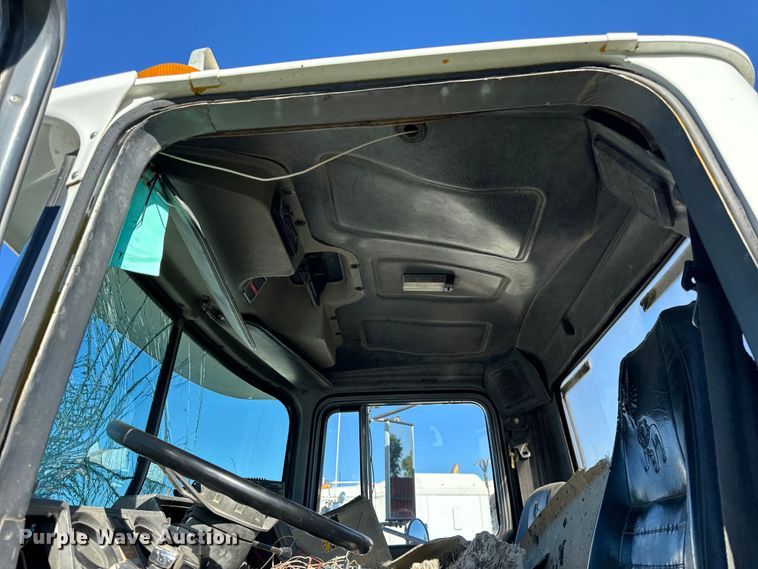 image for item DV5750 2000 Mack  RD688S truck cab and chassis