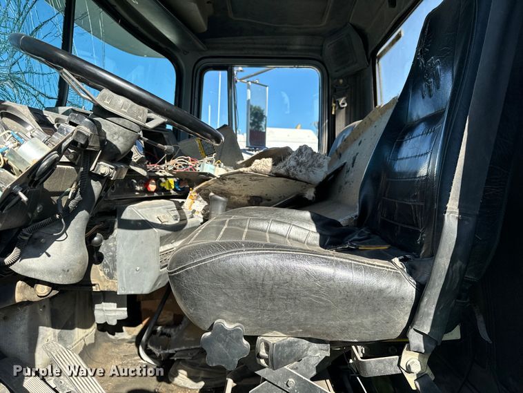 image for item DV5750 2000 Mack  RD688S truck cab and chassis