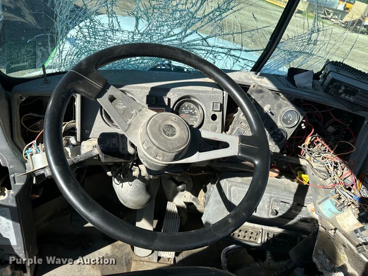 image for item DV5750 2000 Mack  RD688S truck cab and chassis