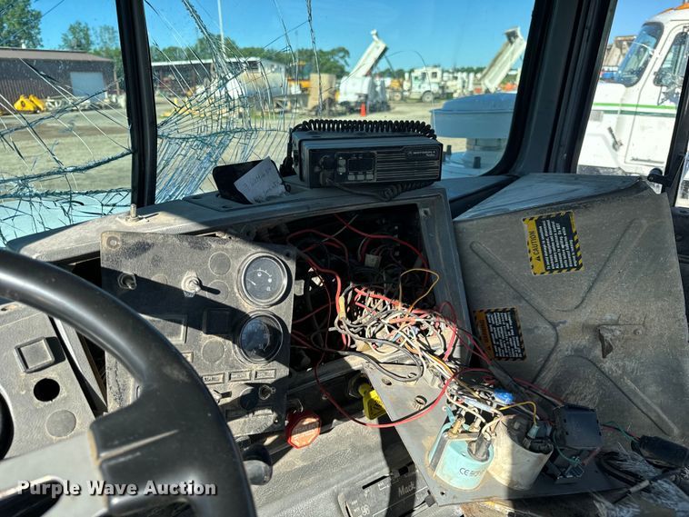 image for item DV5750 2000 Mack  RD688S truck cab and chassis