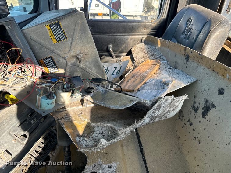 image for item DV5750 2000 Mack  RD688S truck cab and chassis