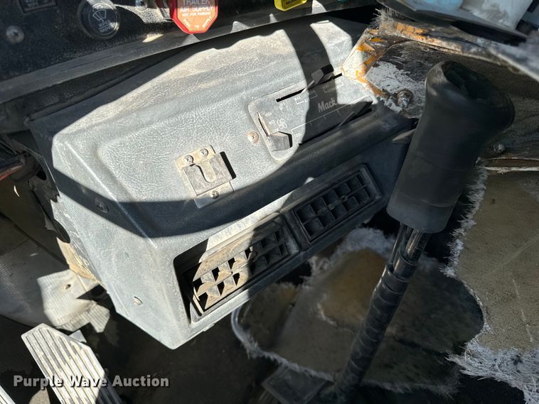 image for item DV5750 2000 Mack  RD688S truck cab and chassis