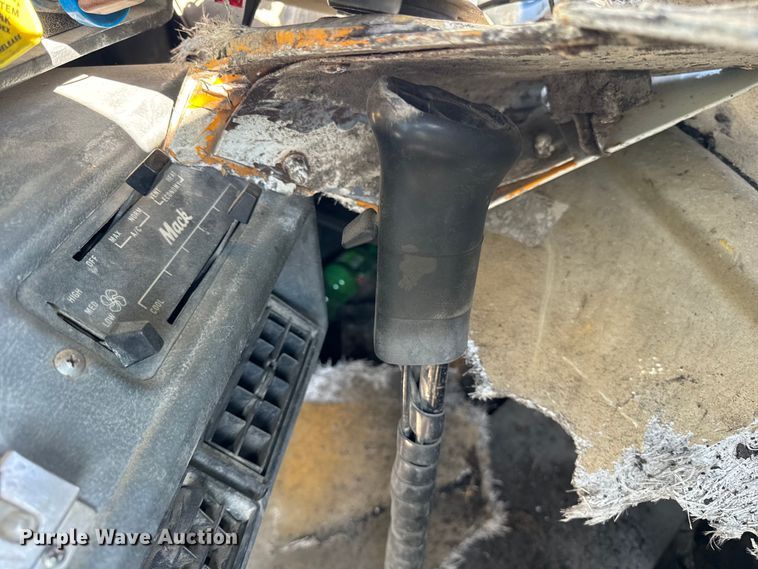 image for item DV5750 2000 Mack  RD688S truck cab and chassis