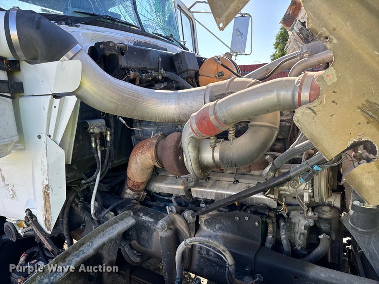 image for item DV5750 2000 Mack  RD688S truck cab and chassis