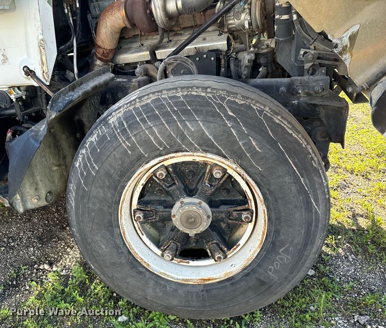 image for item DV5750 2000 Mack  RD688S truck cab and chassis