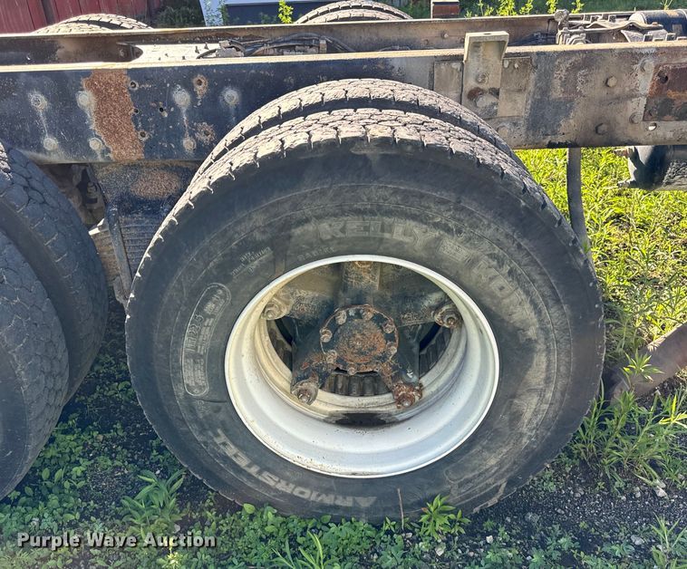 image for item DV5750 2000 Mack  RD688S truck cab and chassis