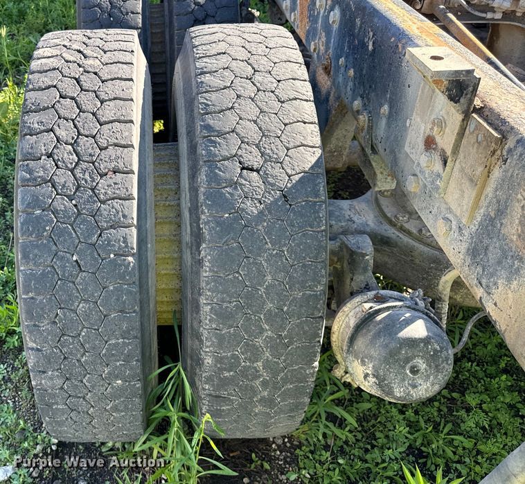 image for item DV5750 2000 Mack  RD688S truck cab and chassis