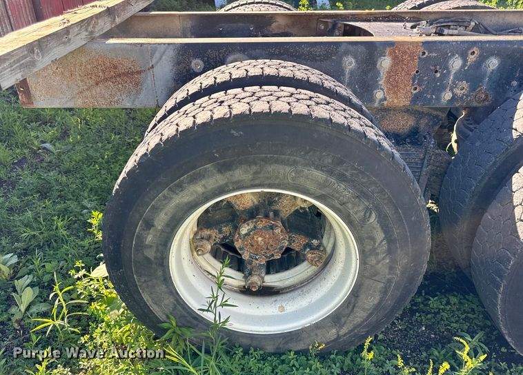 image for item DV5750 2000 Mack  RD688S truck cab and chassis