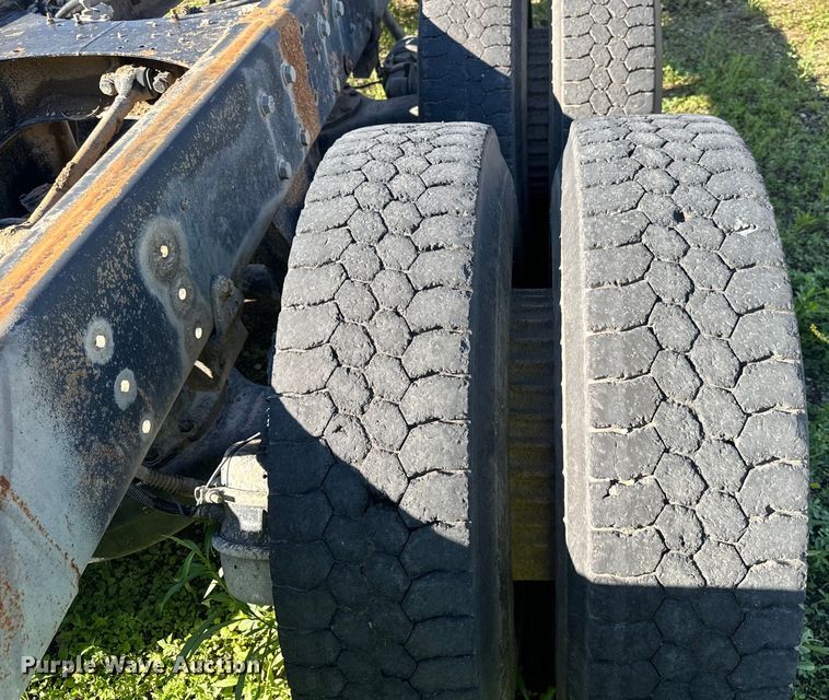 image for item DV5750 2000 Mack  RD688S truck cab and chassis