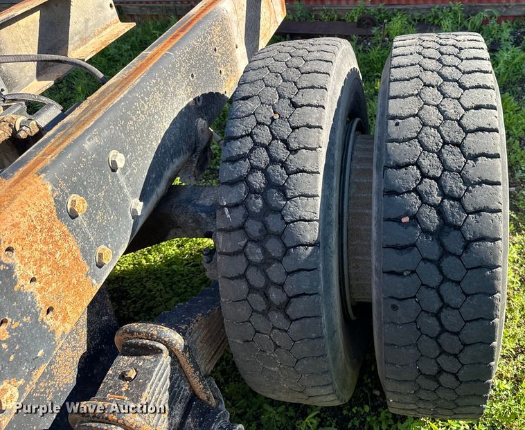 image for item DV5750 2000 Mack  RD688S truck cab and chassis