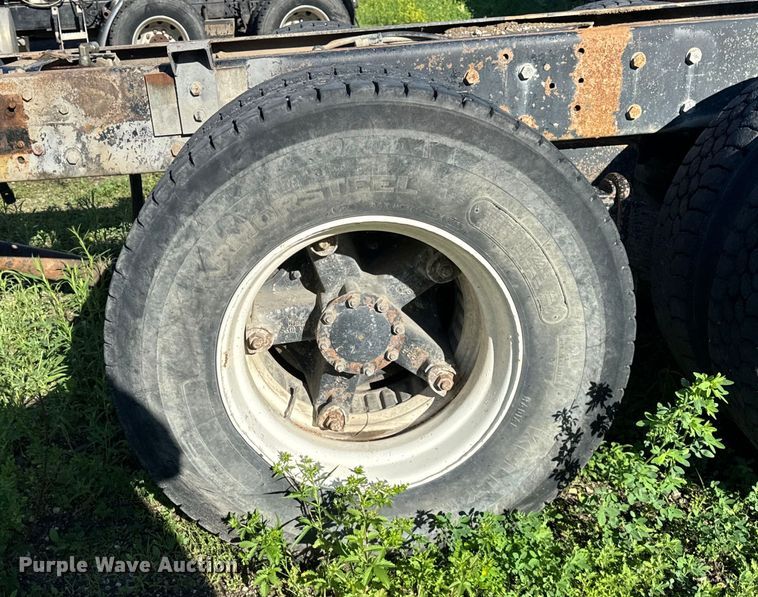 image for item DV5750 2000 Mack  RD688S truck cab and chassis