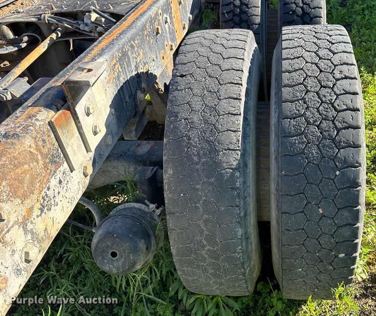 image for item DV5750 2000 Mack  RD688S truck cab and chassis