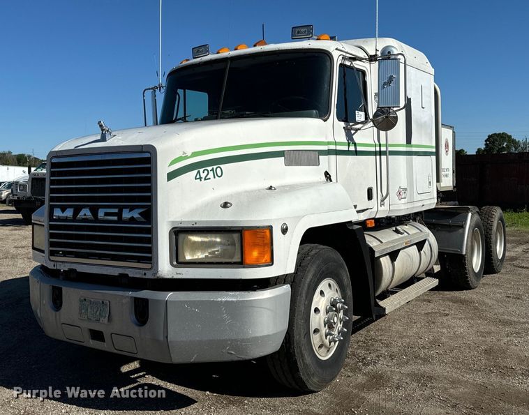 image for item DV5752 1999 Mack  CH613 semi truck