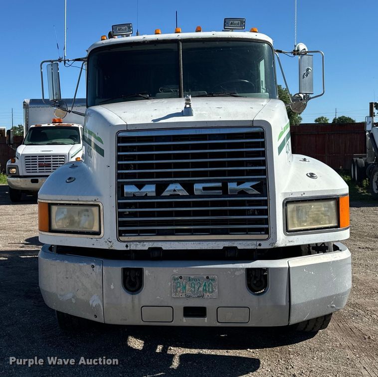 image for item DV5752 1999 Mack  CH613 semi truck