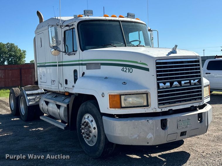 image for item DV5752 1999 Mack  CH613 semi truck