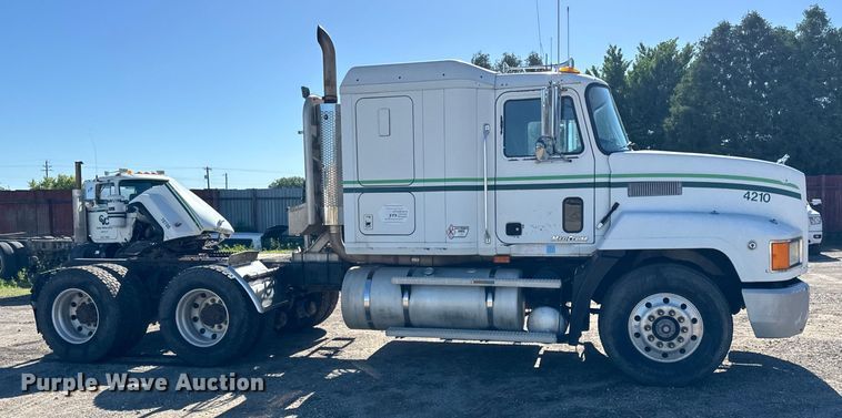 image for item DV5752 1999 Mack  CH613 semi truck