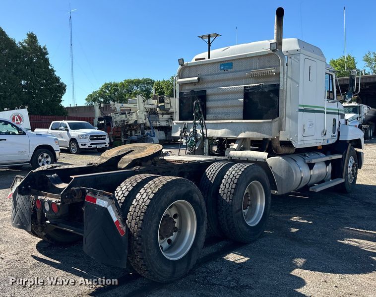 image for item DV5752 1999 Mack  CH613 semi truck