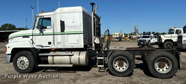 image for item DV5752 1999 Mack  CH613 semi truck