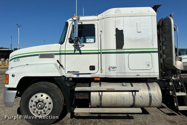 image for item DV5752 1999 Mack  CH613 semi truck
