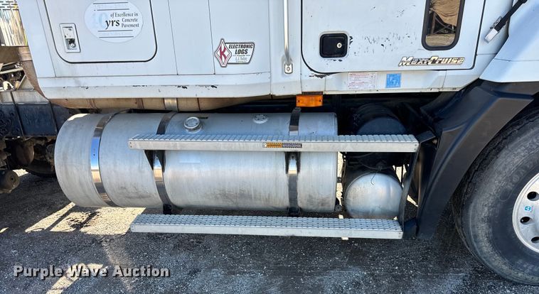 image for item DV5752 1999 Mack  CH613 semi truck