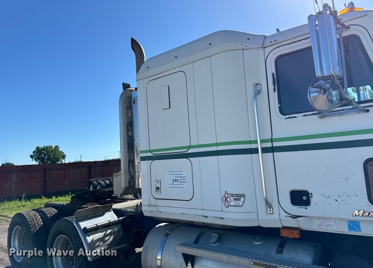 image for item DV5752 1999 Mack  CH613 semi truck