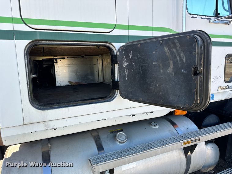 image for item DV5752 1999 Mack  CH613 semi truck