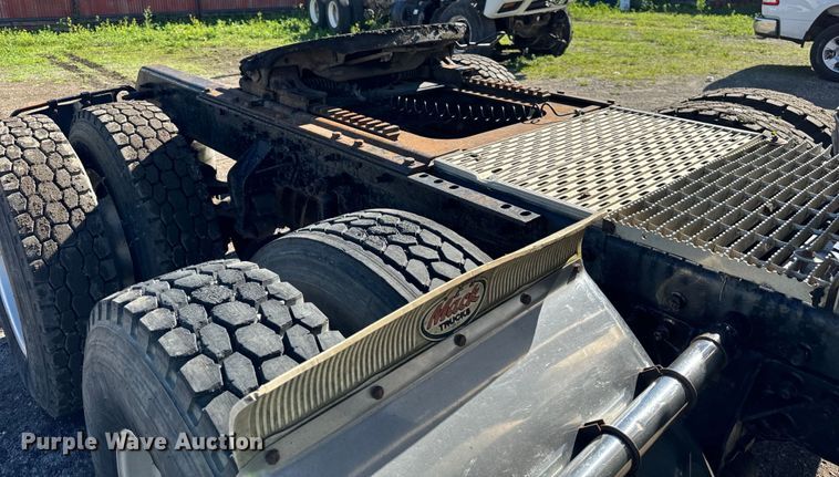 image for item DV5752 1999 Mack  CH613 semi truck