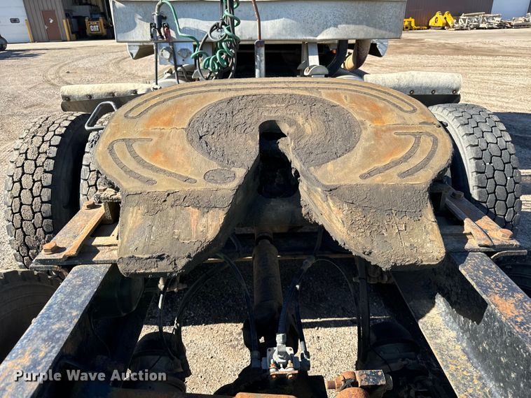 image for item DV5752 1999 Mack  CH613 semi truck