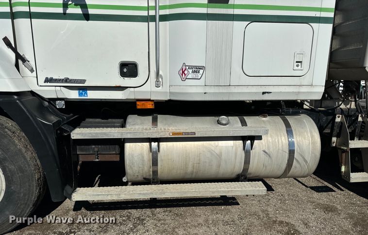 image for item DV5752 1999 Mack  CH613 semi truck