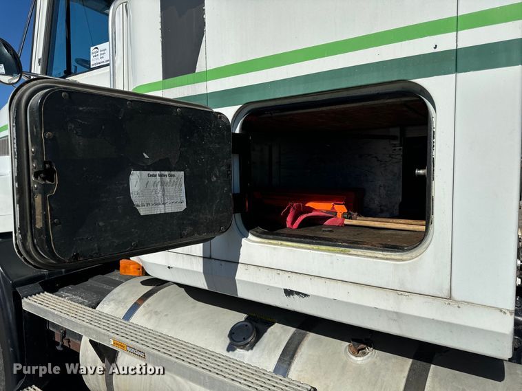 image for item DV5752 1999 Mack  CH613 semi truck